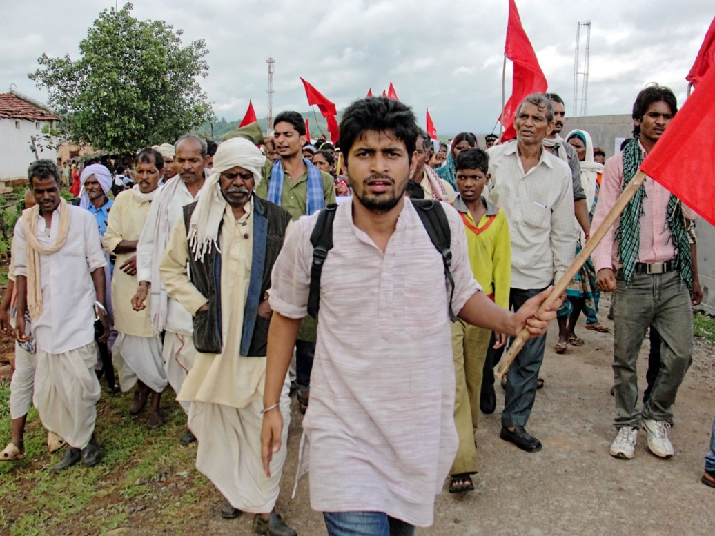 Ein junger Mann führt einen Protestzug in Indien an.