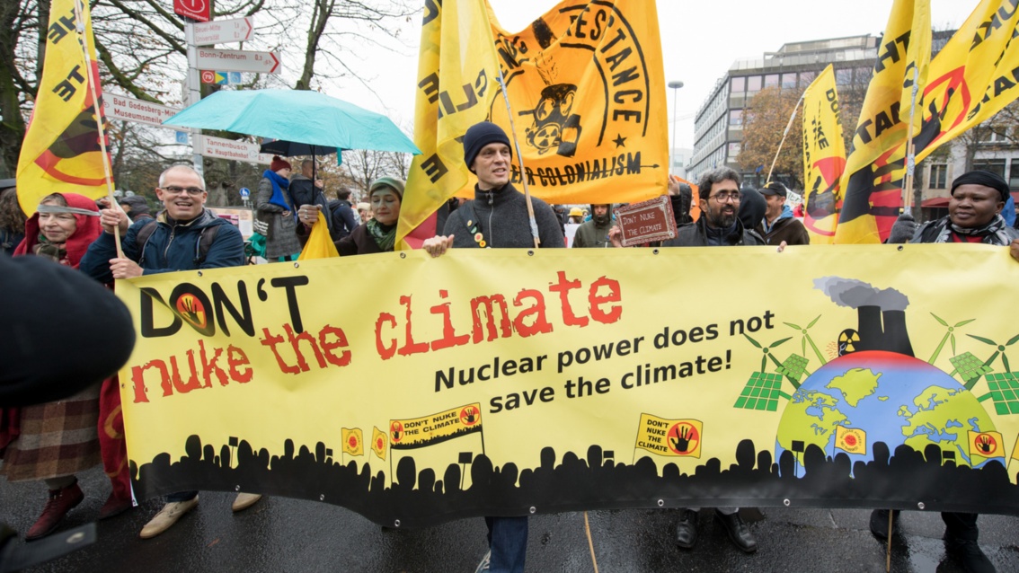 Demonstranten tragen ein Banner mit der Aufschrift «Don’t nuke the climate» vor sich her.