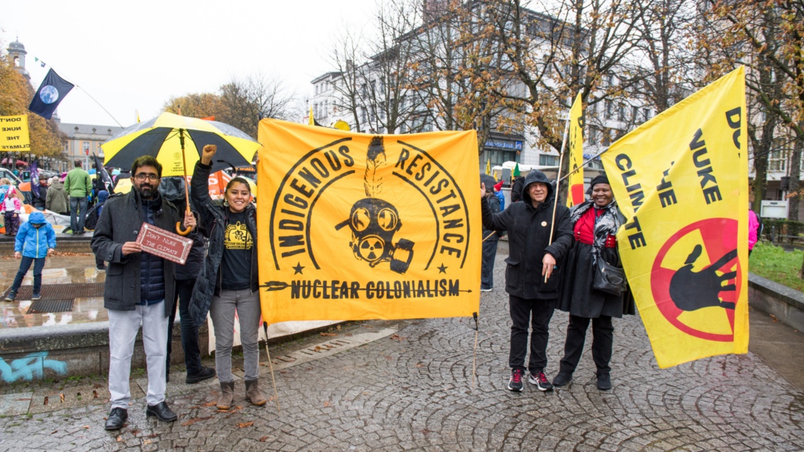 Vertreter indigener Völker auf der Demonstration in Bonn