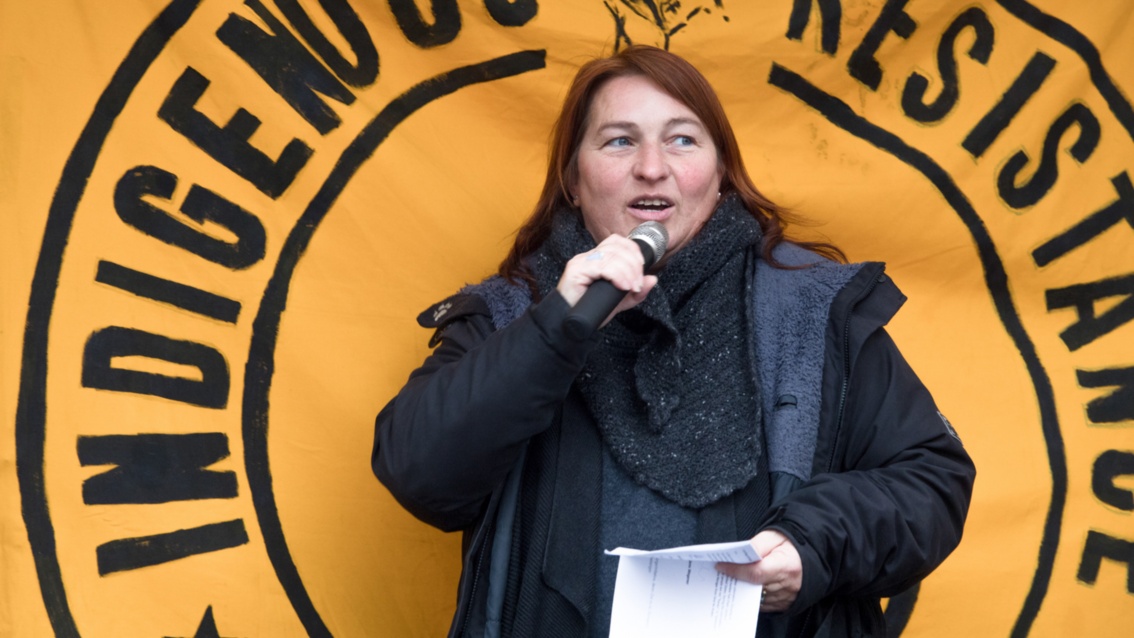 Kerstin Rudek von der Bürgerinitiative Umweltschutz Lüchow-Dannenberg spricht auf der Demonstration in Bonn