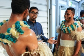 Krishneil Narayan im Gespräch mit Landsleuten von den Fidschi-Inseln
