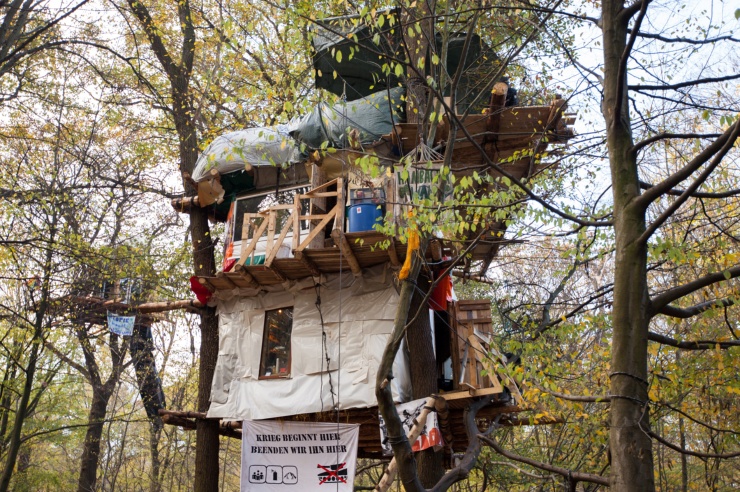 Zwei Baumhäuser von Aktivisten im Hambacher Forst