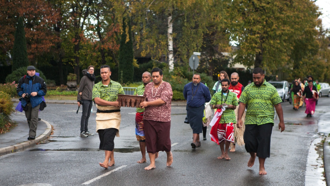 Barfüßige Mitglieder der Pacific Climate Warriors»  auf einer Straße