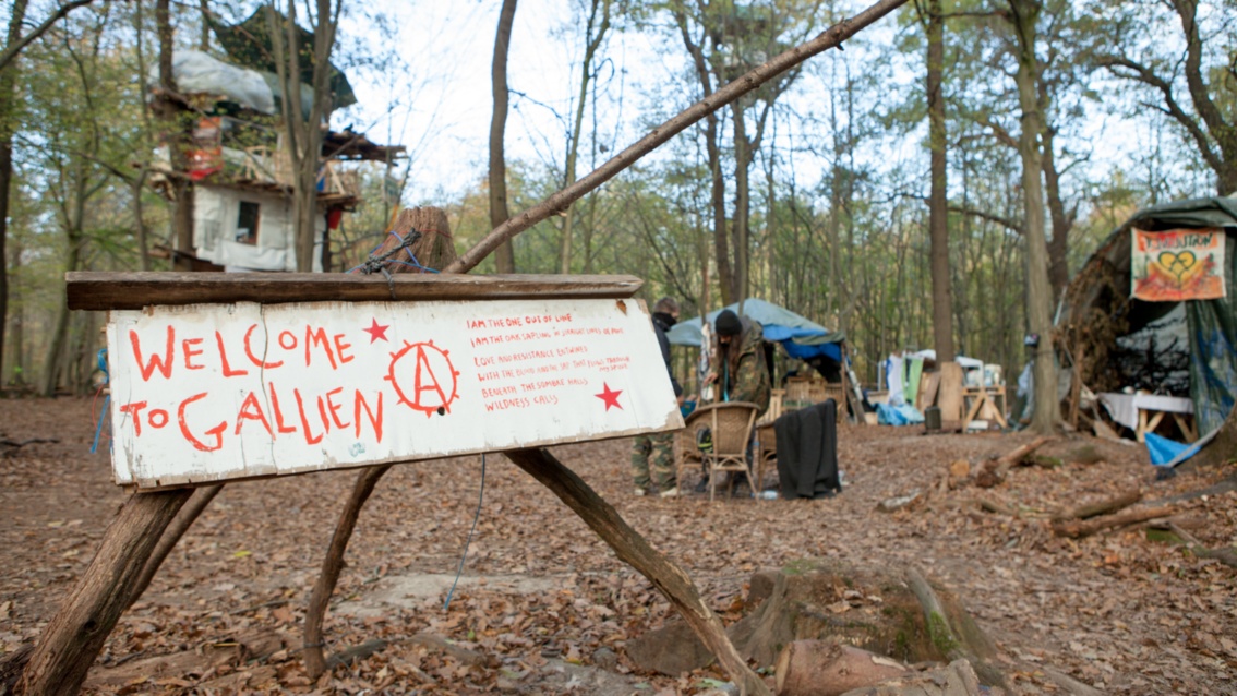 Auf dem Schild am Eingang zum Camp steht «Welcome to Gallien»