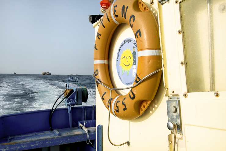 Rettungsring eines Fischerbootes, inmitten ein Aufkleber der IDSE mit Anti-Atomkraft-Sonne