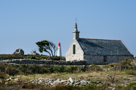 Neben einer kleinen Kapelle steht eine Kiefer, die vom dauernden Wind gekrümmt ist.
