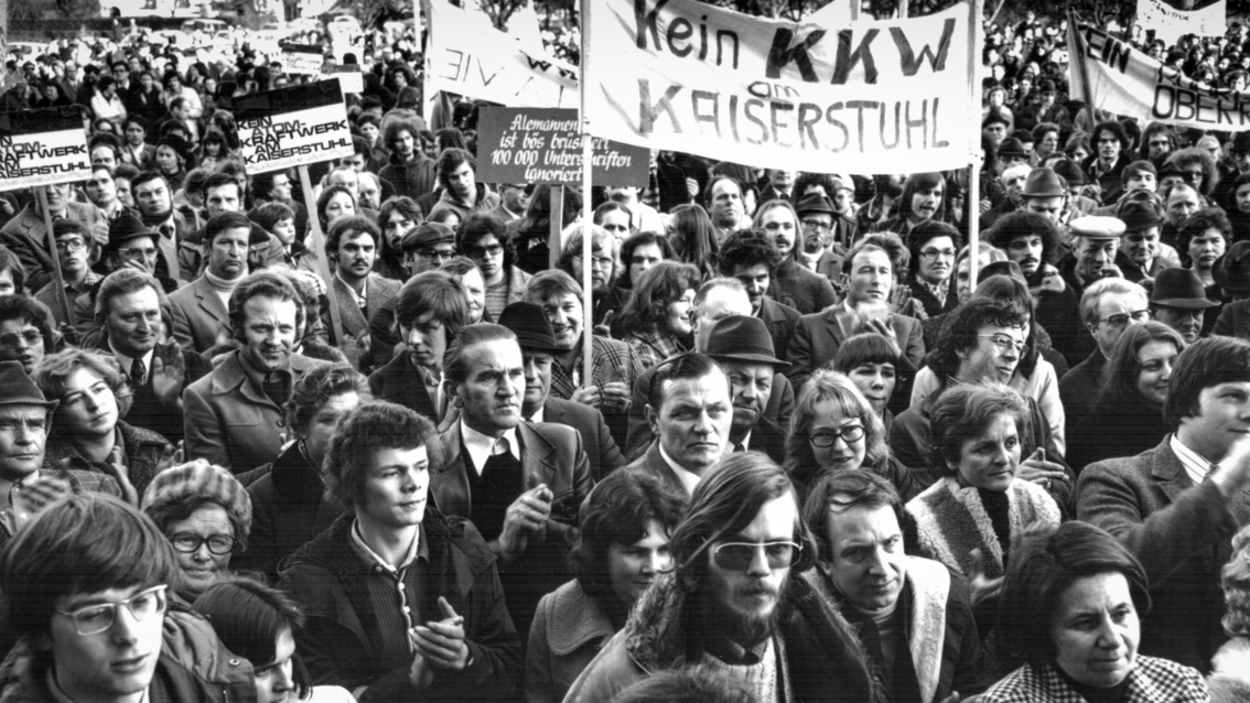 Hunderte Demonstranten mit selbst geschriebenen Plakaten, zB. mit Text: Keine AKW Kaiserstuhl.