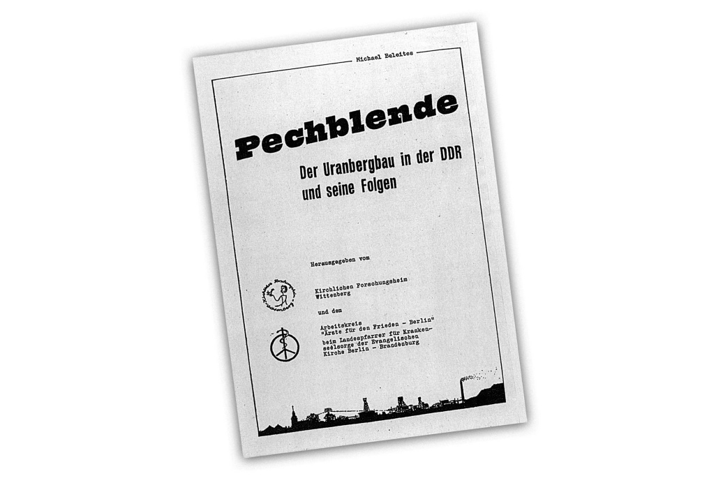 Fotokopierte Titelseite mit Text: Pechblende, der Uranbergbau in der DDR und seine Folgen, herausgegeben vom Kirchlichen Forschungsheim Wittenberg und dem «Arbeitskreis für den Frieden Berlin».