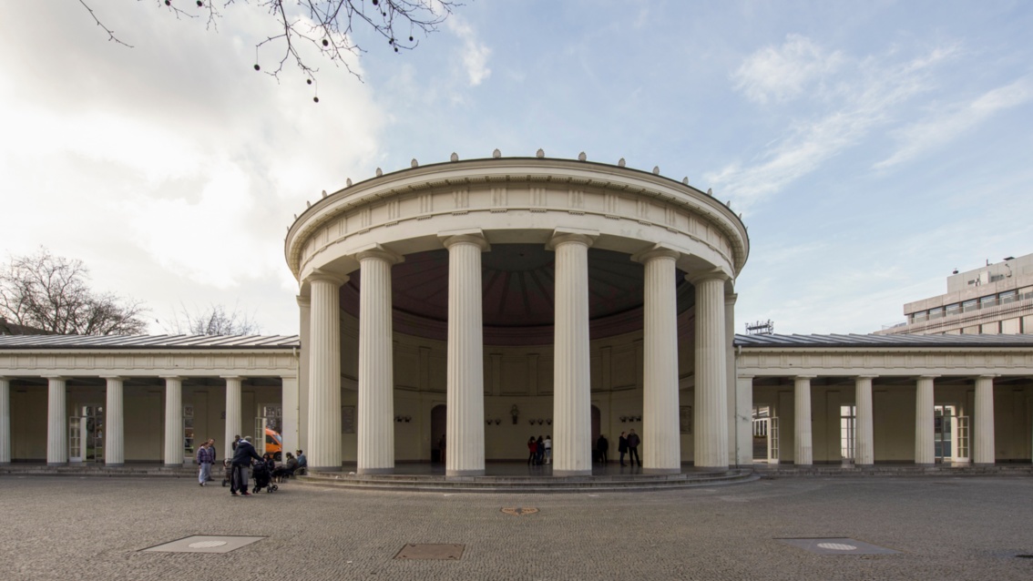 Klassizistische Säulenhalle mit zwei Wandelgängen rechts und links