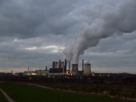 Ansicht des Kraftwerkes Weisweiler mit gigantischer Rauchwolke in Abendstimmung