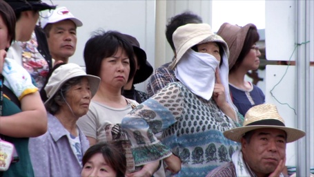 Eine Gruppe vornehmlich älterer japanischer Menschen mit skeptischem Blick