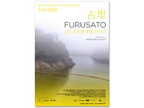Das Filmplakat zu «Furusato – Wunde Heimat» zeigt eine Flusslandschaft, das Wasser ist gelblich; eine Absperrung verläuft durchs Wasser und über die Uferböschung.