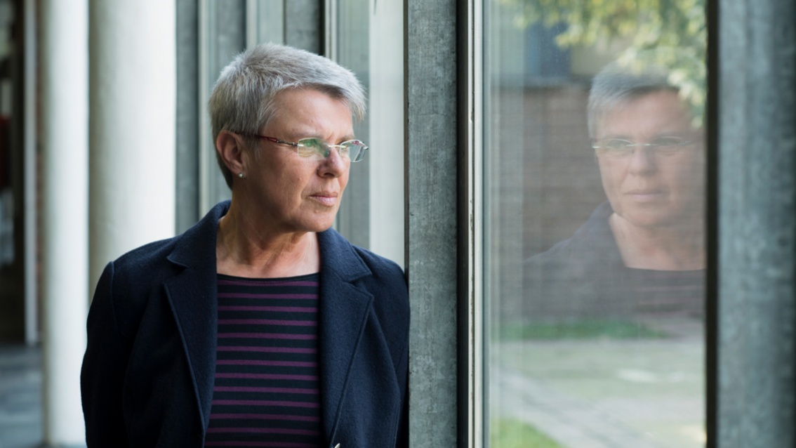 Dr. Ingrid Schmale am Fenster 