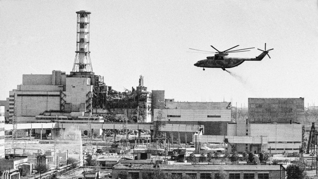 Helikopter über dem havarierten Reaktor in Tschernobyl