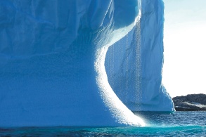 Wasser tropft von einem Eisberg in der Antarktis