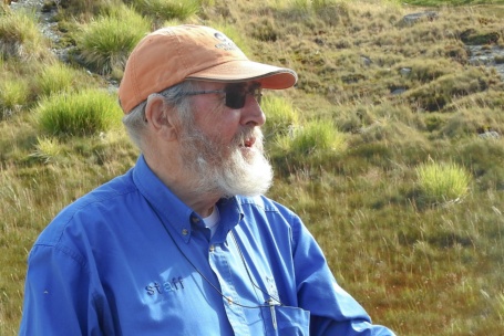 John Dudeney mit grauem Bart, Sonnenbrille und Basecap