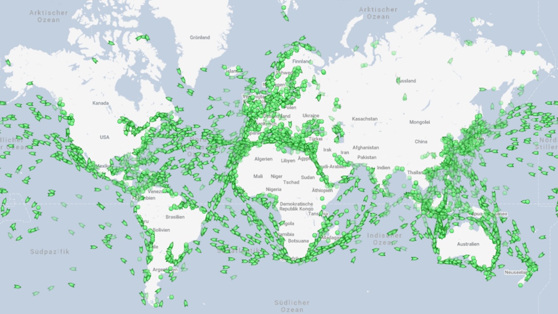 Ein Weltkarte, die Küsten und Schiffsrouten sind voller grüner kleiner Schifssymbole.