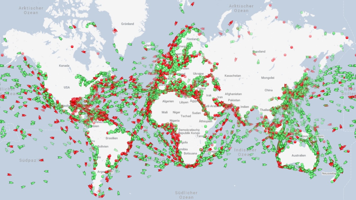 Ein Weltkarte, die Küsten und Schiffsrouten sind voller dicht gedrängter Schifssymbole in Grün und Rot.