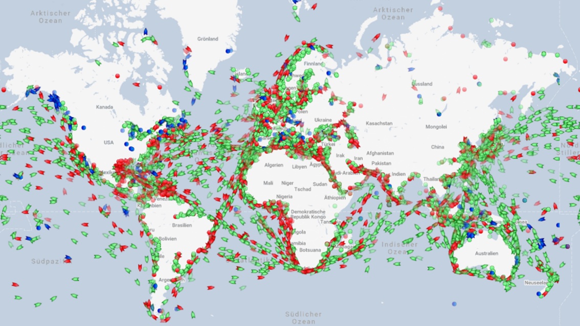 Ein Weltkarte, die Küsten und Schiffsrouten sind voller dicht gedrängter Schifssymbole in Grün, Rot und Blau.