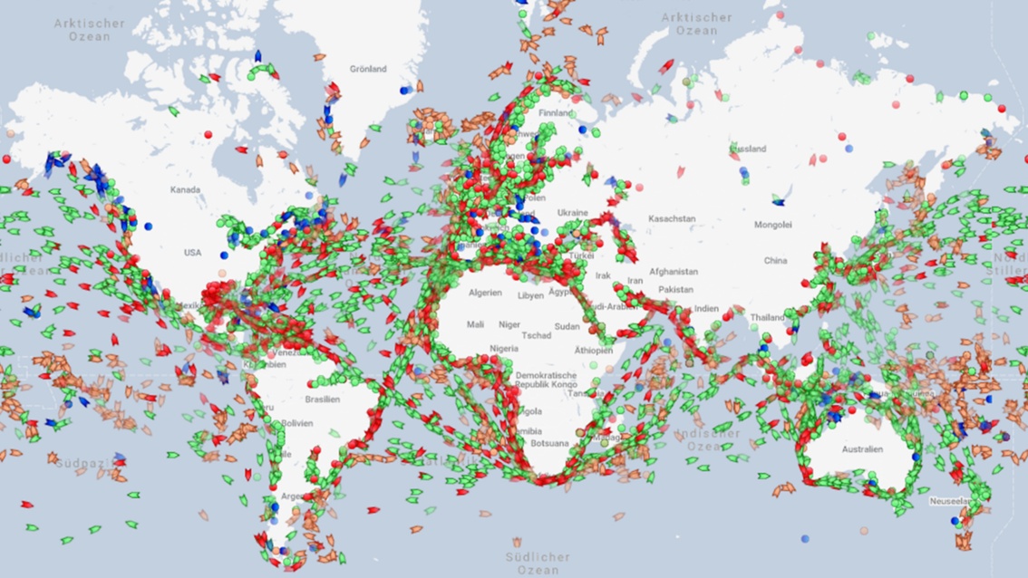 Ein Weltkarte, die Küsten und Schiffsrouten sind voller dicht gedrängter Schifssymbole in Grün, Rot, Blau und Rosa.
