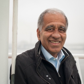 Porträt von Mojib Latif auf Boot, angelehnt an Stange