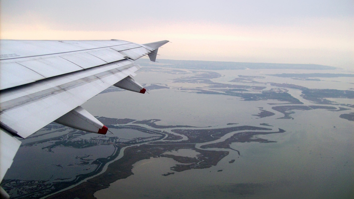 Blick aus dem Flugzeugfenster auf die Lagune von Venedig