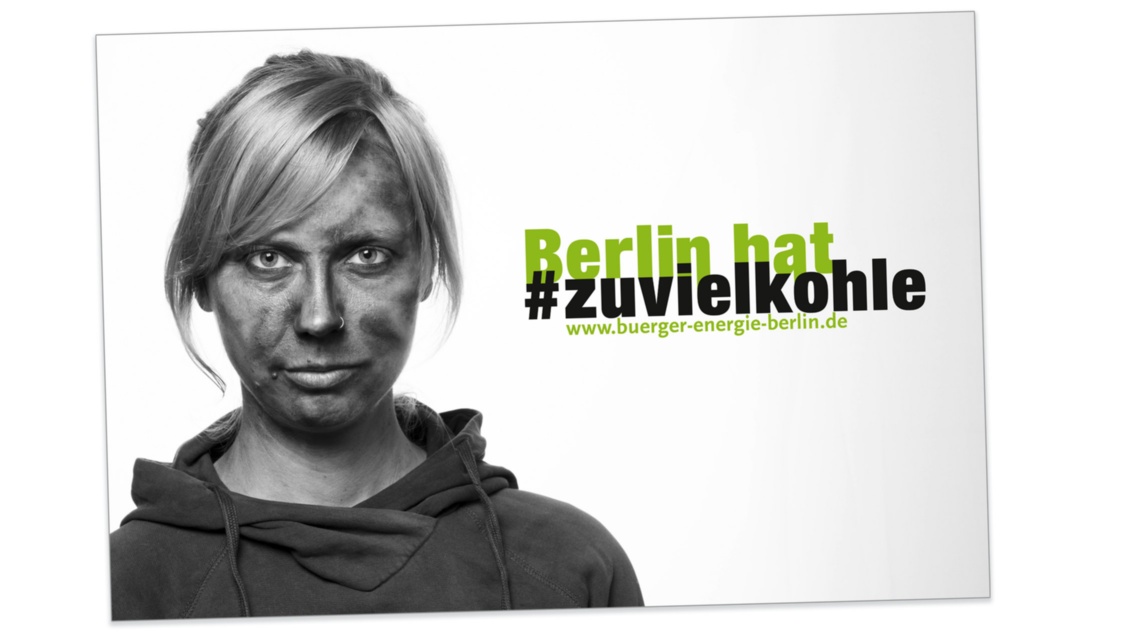 Abbildung eines Kampagnenmotivs mit einer jungen Frau; ihr Gesicht ist schwarz verschmiert