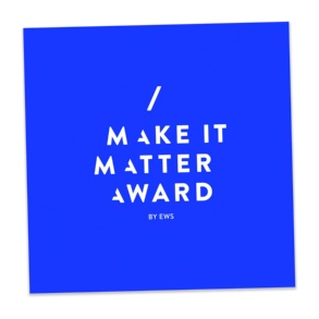 Das Logo des Make It Matter Awards: weiße Schrift auf ultramarine-blauem Hintergrund und der Textzusatz by EWS.  