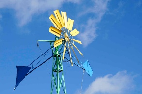 Ein buntes Windrad gegen die Himmel fotografiert.
