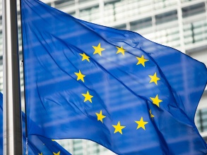 EU Fahne weht vor dem Parlamentsgebäude in Brüssel