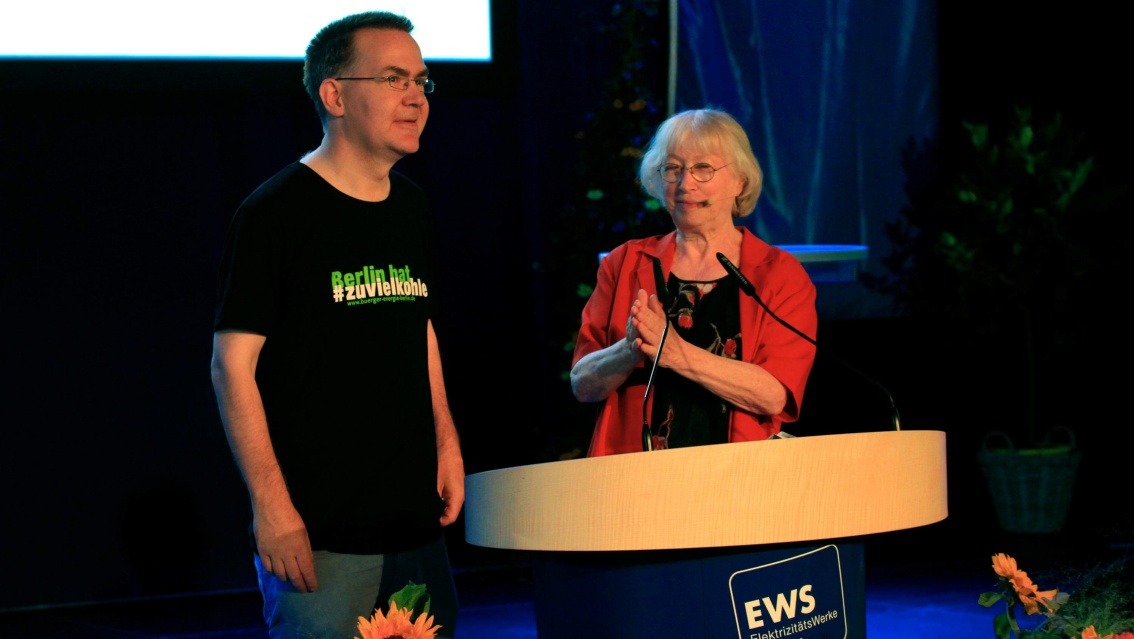 Stromseminarist Matthias Hinnecke mit EWS-Mitgründerin Ursula Sladek