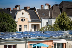 PV-Anlagen auf dem Dach eines Mietshauses in Berlin-Neukölln