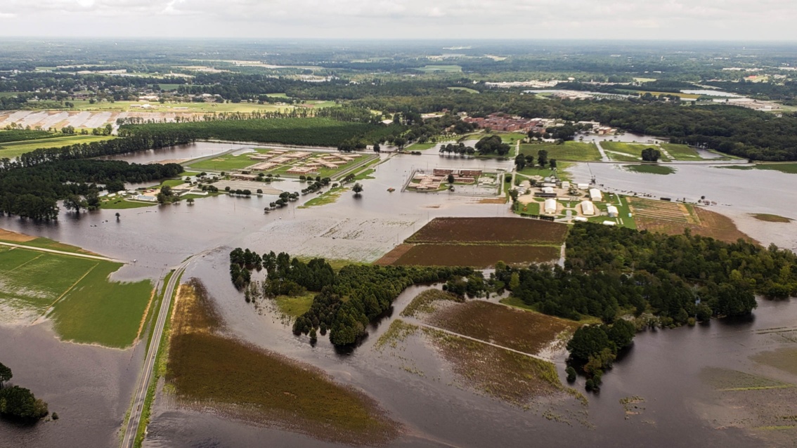 Luftbild einer vom Hochwasser umspülten Landschaft