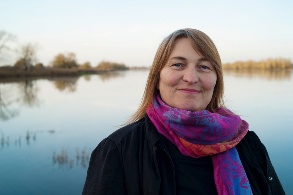 Ein Portrait von Kerstin Rudek, der Schönauer Stromrebellin 2020. Im Hintergrund die Elbe
