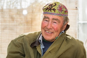 Ein netter älterer Mann mit einer bestickten Kappe 