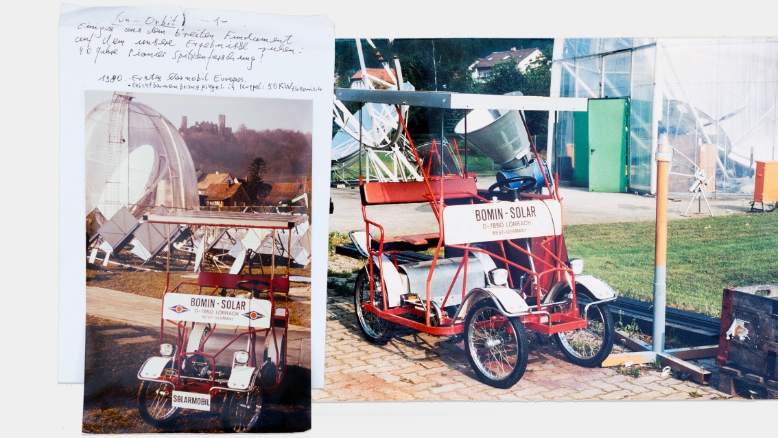 Zwei Fotos mit einem einer zweisitzigen Kutsche ähnelnden Fahrzeug, das auch einen Fahrradantrieb hat. 