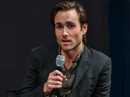 Ein junger Mann mit einem Mikrofon in der Hand