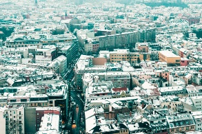 Luftbild einer Großstadt in winterlicher Stimmung mit etwas Schnee auf den Dächern.