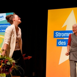 Katja Diehl freut sich über die Verleihung des Stromrebellinen-Preises