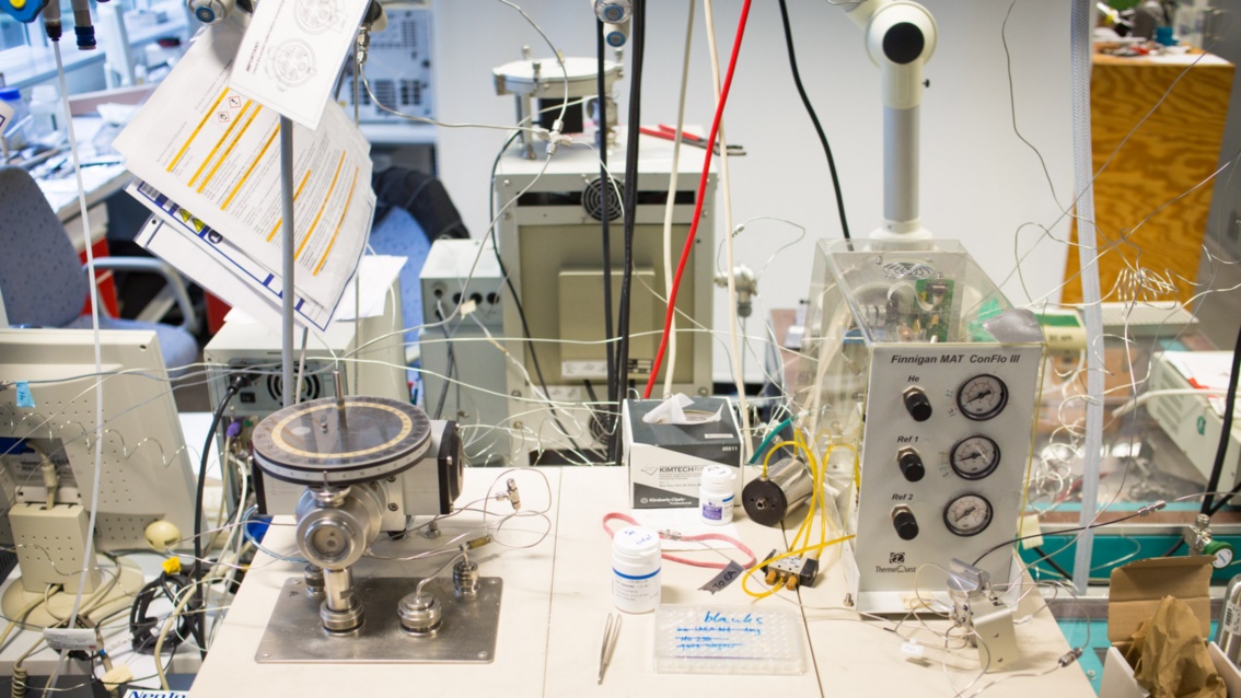 Ein großes, kompliziert aussehendes technisches Gerät in einem Labor.