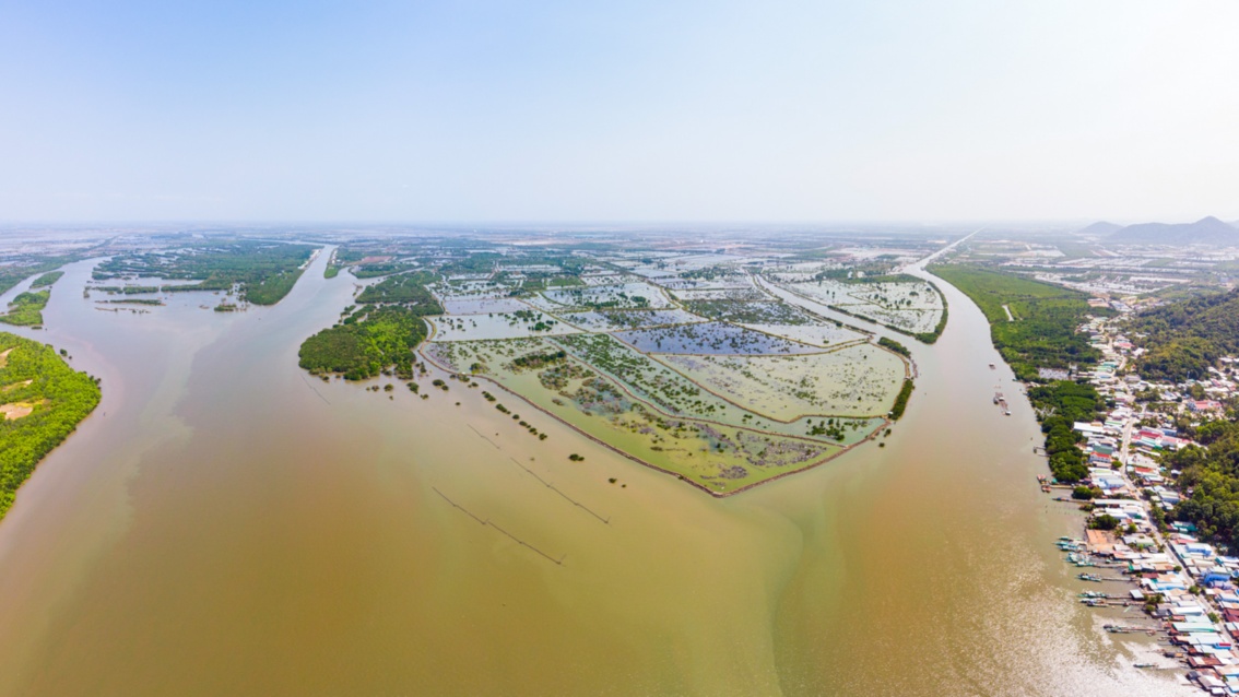 Eine riesige überflutete Flusslandschaft, aus der Luft fotografiert