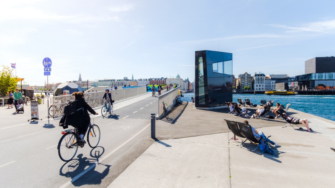 Radfahrer-Brücke in Kopenhagen, daneben ein Platz zum Verweilen am Wasser
