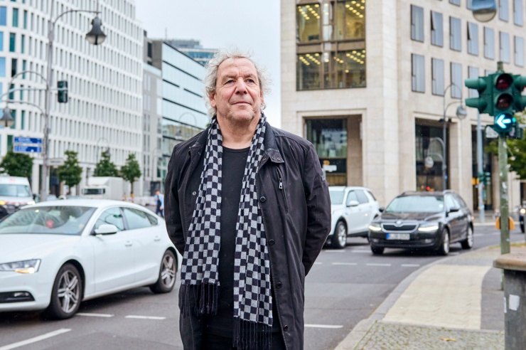 Andreas Knie steht auf einer Verkehrsinsel in Berlin