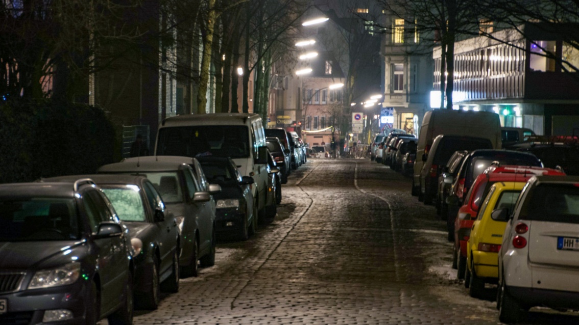 Parkende Autos nachts in einer Großstadt