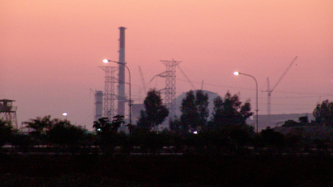 Das Atomkraftwerk «Buschehr», im Vorbeifahren vor rotem Abendhimmel fotografiert