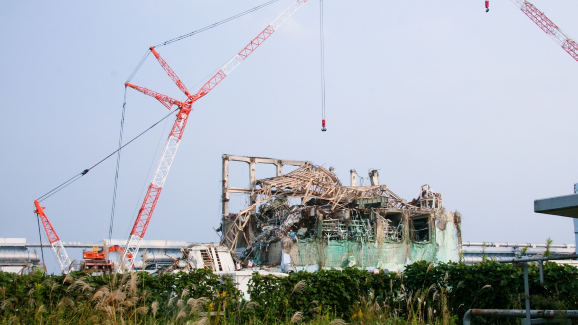 Ein Bild vollkommender Zerstörung: der Kraftwerksblock ist ein in sich zusammen geschmolzener riesiger Quader.