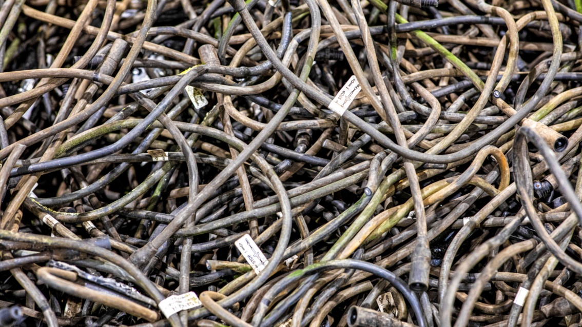 Ein Haufen gebraucht aussehender Kabelstücke mit schmutziger Kabelhülle