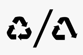 Das bekannte Recycling-Symbol links, dasselbe mit einem Abwärtspfeil abgewandelte Symbol ist rechts zu sehen.