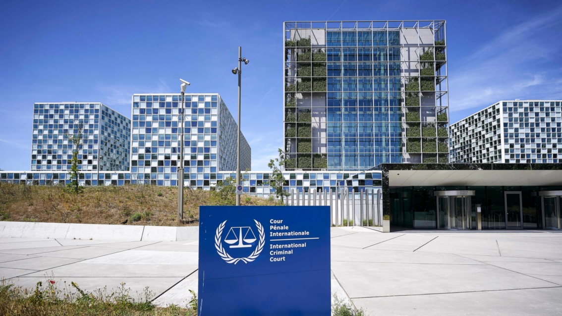 Ansicht der Gebäude des Gerichtshofes: vier moderne Glas-Stahlbauten