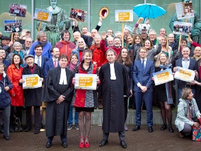 Gruppenfoto der Kläger gegen den niederländischen Staat